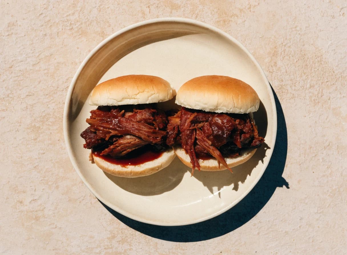 BBQ pulled pork iz pećnice (čupana svinjetina) — gotovo jelo