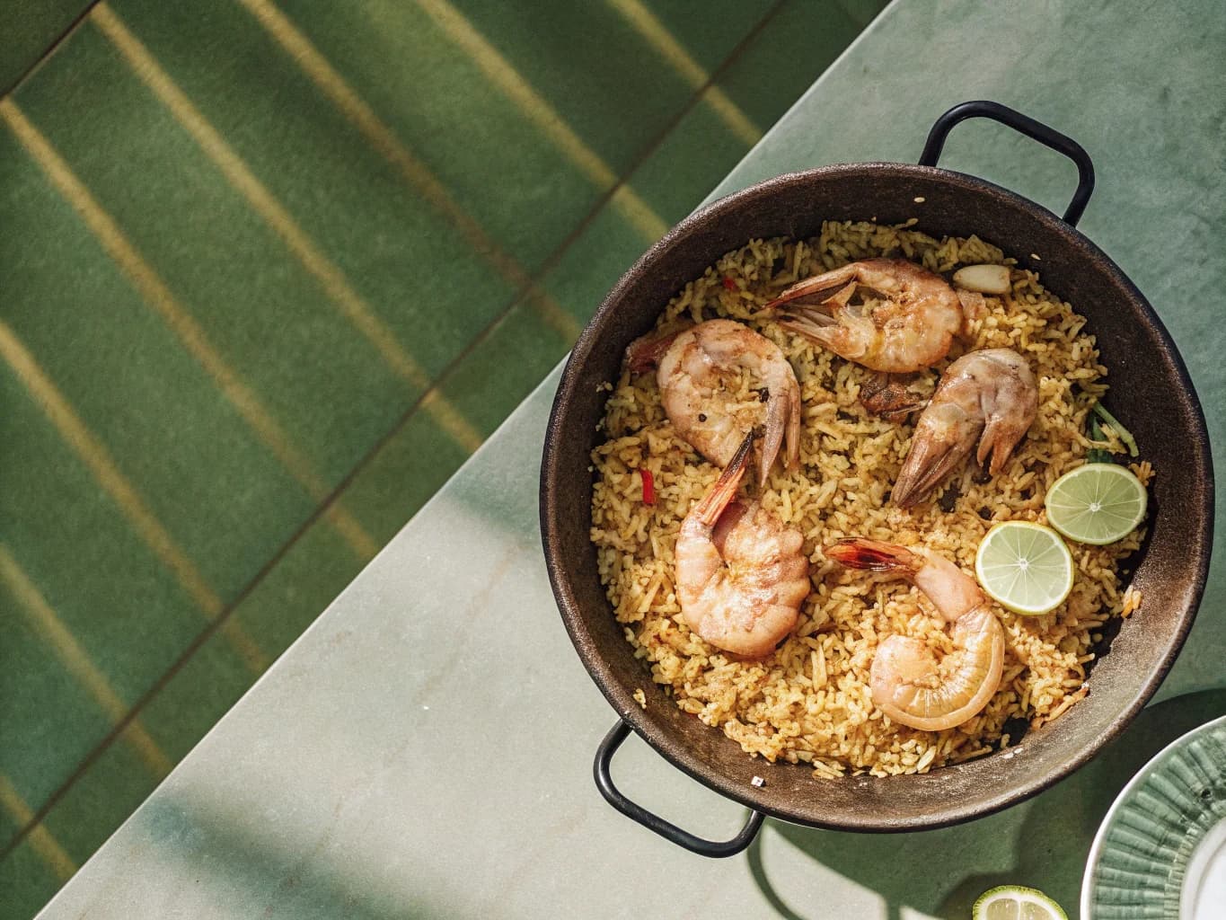 Paella de pollo y mariscos — fertiges Gericht
